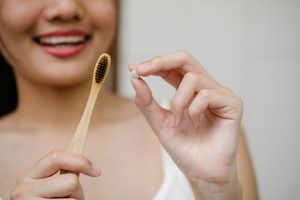 Pequeños hábitos que pueden afectar la salud bucodental