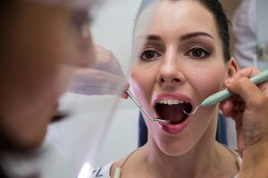 La importancia de realizar limpiezas dentales periódicamente